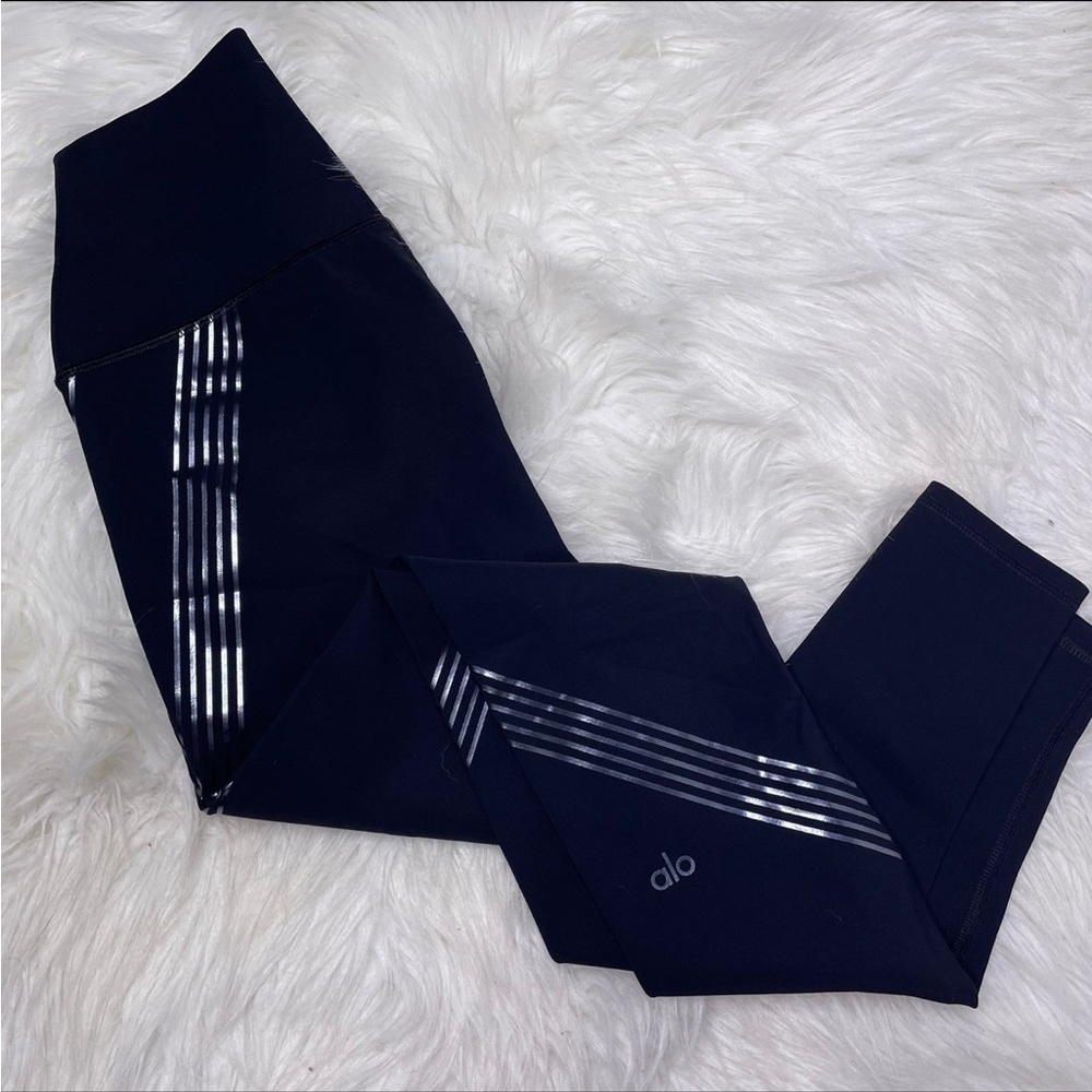 Alo yoga black iridescent striped leggings